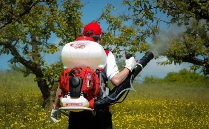 Обработка сада.Опрыскивание фруктовых. Обрезка сада.Садовник. Обработка сада.Опрыскивание фруктовых. Обрезка сада.Садовник.