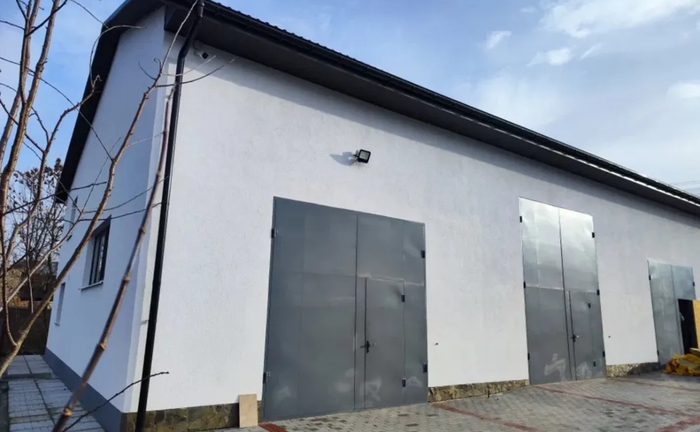 Зручний бокс під СТО з підйомником