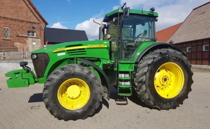 Трактор John Deere 7920 в робочому стані Трактор John Deere 7920 в робочому стані