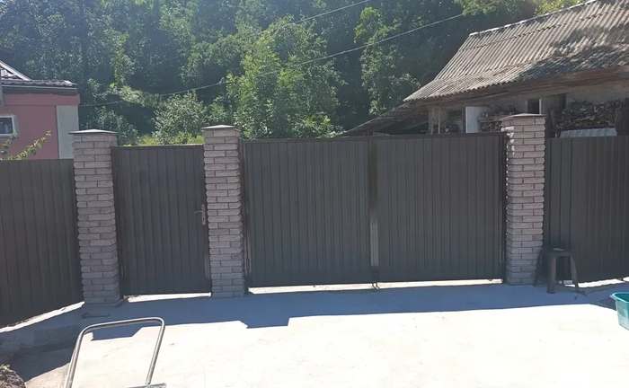 Установка Забора з Профнастила.