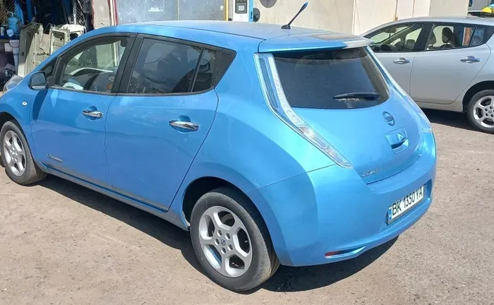 Авто Nissan під таксі на довготривалий час.