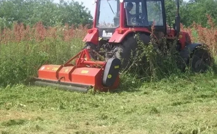 Самохідна косарка: Швидке та якісне скошування