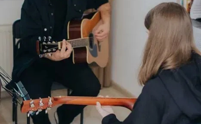 Уроки Игры на Гитаре с Нуля. Научитесь Играть Любимые Песни Уже Через Месяц! Уроки Игры на Гитаре с Нуля. Научитесь Играть Любимые Песни Уже Через Месяц!