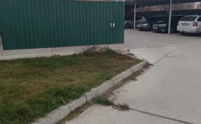 Зручне паркомісце з хорошим заїздом