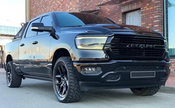 351 Пікап Ram Sport 1500 без водія для зйомок кіно 351 Пікап Ram Sport 1500 без водія для зйомок кіно