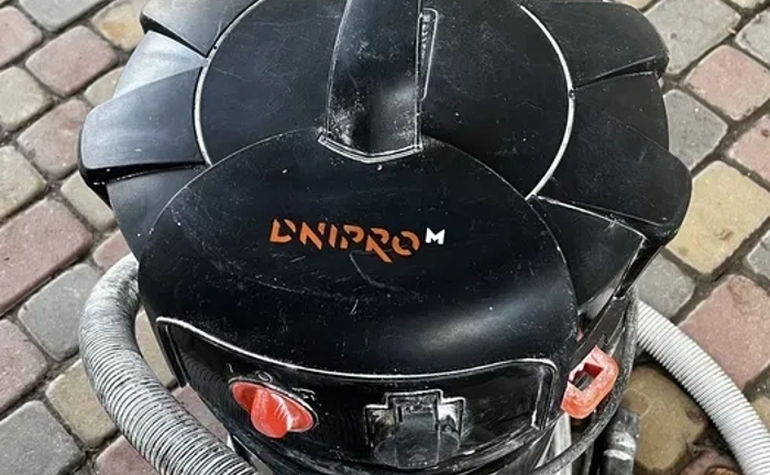 Потужний будівельний пилосос Дніпро-М для професійного збору сміття – доступний для вашого використання.