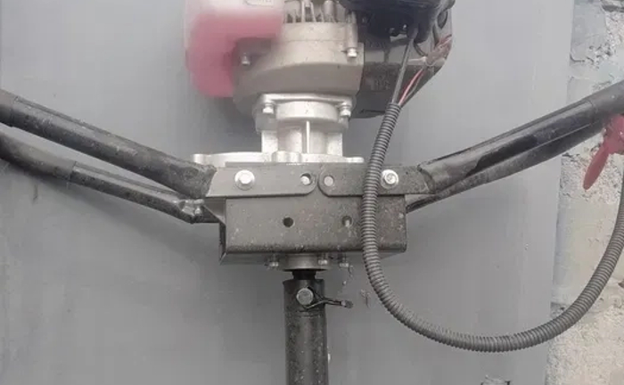 Мотобур бензиновий для швидкого буріння ям у ґрунті