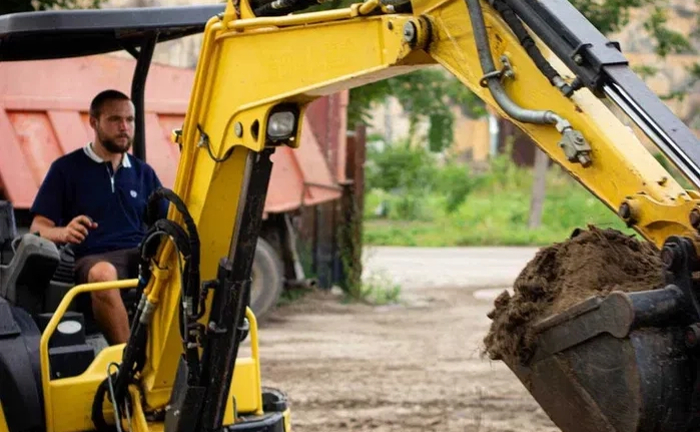 Міні-екскаватор з оператором. Робота в обмеженому просторі Міні-екскаватор з оператором. Робота в обмеженому просторі