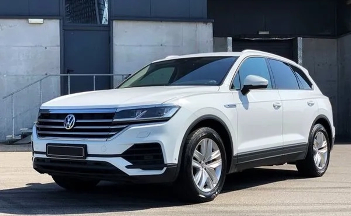177 Позашляховик Volkswagen Touareg білий на весілля