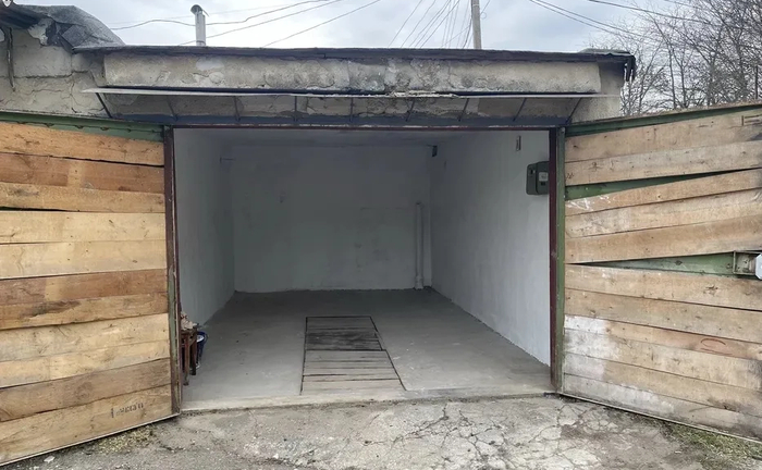 Гараж із залізобетонним перекриття