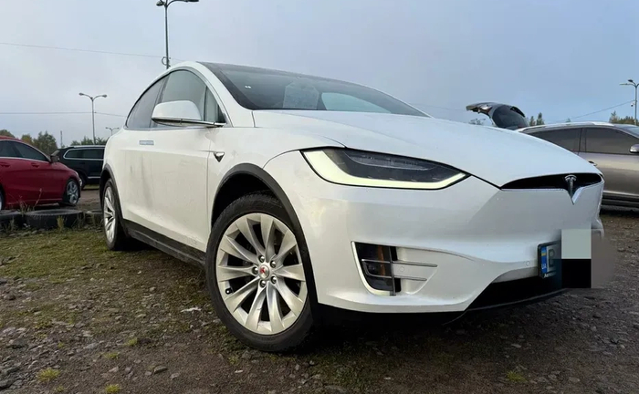 Автомобіль електромобіль Тесла Tesla model X електричка