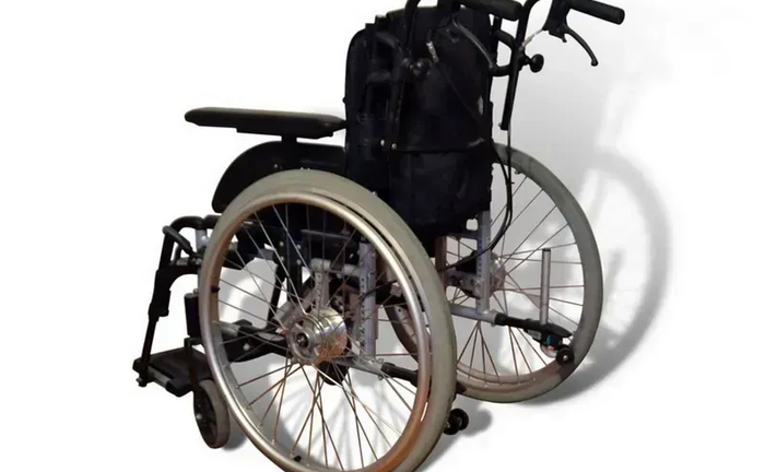 Інвалідна коляска для людей з обмеженими можливостями.