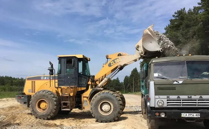 Фронтальний навантажувача XCMG ZL50G (3 куба) з оператором Фронтальний навантажувача XCMG ZL50G (3 куба) з оператором