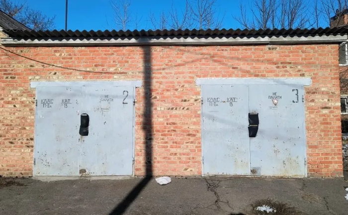 Цегляний гараж для авто, зручний заїзд