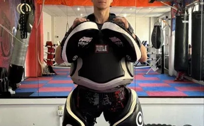 Тренер з боксу та кікбоксингу — індивідуальні та групові заняття Тренер з боксу та кікбоксингу — індивідуальні та групові заняття