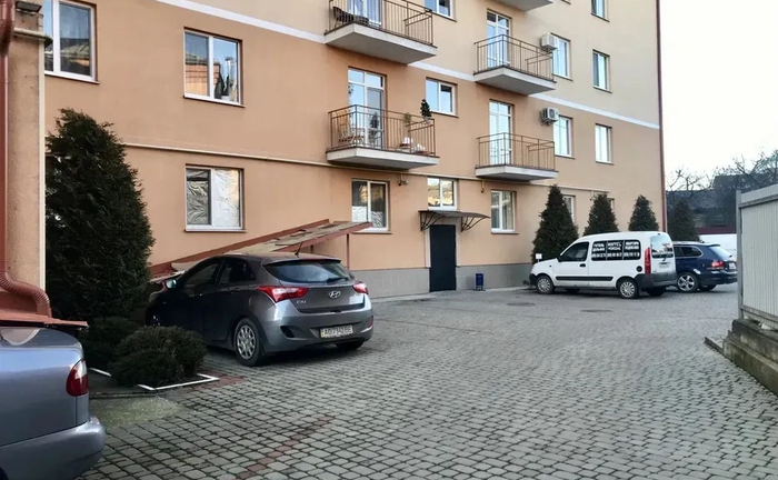 Паркомісце з охороною та відеоспостереженням