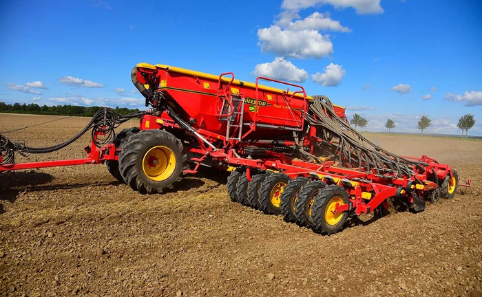 Сівалка Väderstad Rapid А 600 разом із ТРАКТОРОМ колісним John Deere 8370R Сівалка Väderstad Rapid А 600 разом із ТРАКТОРОМ колісним John Deere 8370R