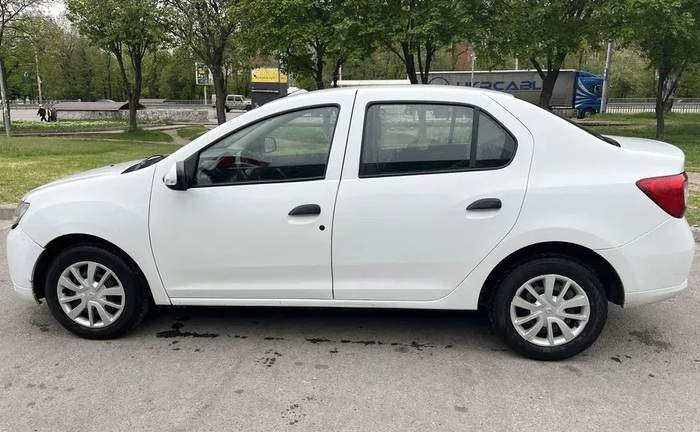 Автомобіль Renault Logan для роботи на таксі , особистого використання