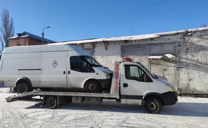Професійні послуги евакуації: Транспортування легкових автомобілів та спецтехніки вагою до 5 тонн.