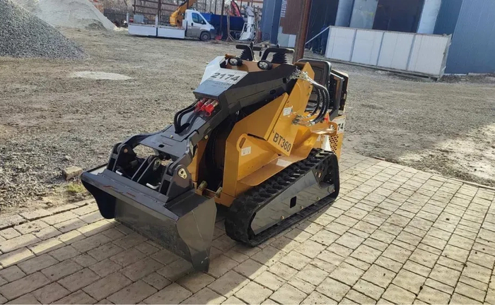 Міні навантажувача з вагою 750кг.