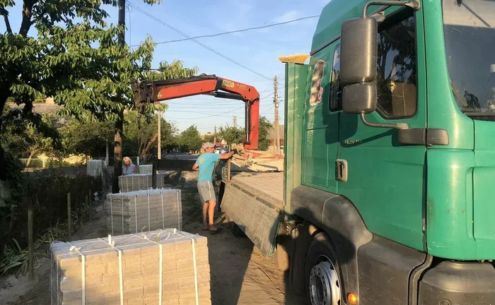 Надійні послуги маніпулятора з великою вантажопідйомністю: Швидка та безпечна доставка будівельних матеріалів та негабаритних вантажів. Надійні послуги маніпулятора з великою вантажопідйомністю: Швидка та безпечна доставка будівельних матеріалів та негабаритних вантажів.