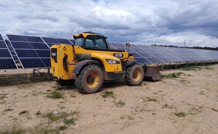 Навантажувач з навісним обладнанням