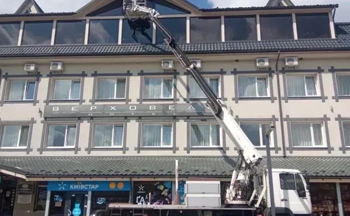 Автовишка телескопічного типу (з поворотною люлькою) Автовишка телескопічного типу (з поворотною люлькою)