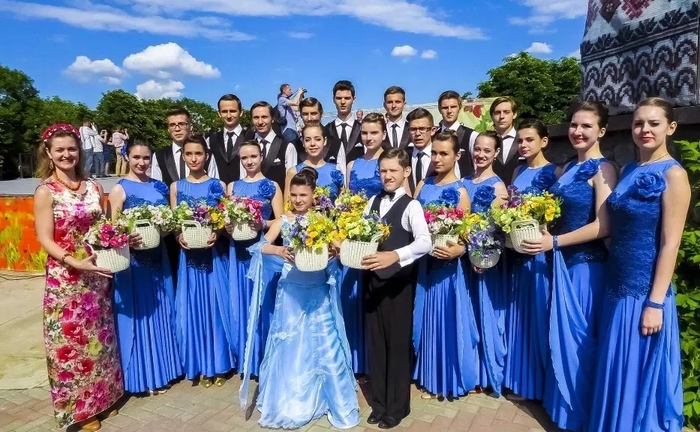 Однакови танцювальні плаття для вальсу!