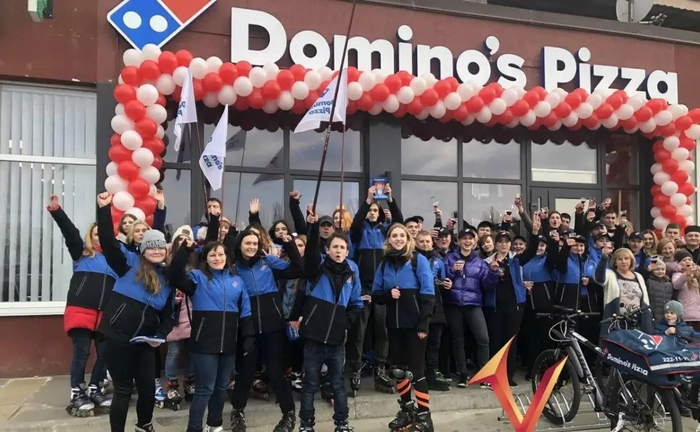 Роздача листівок у костюмах і на роликах Роздача листівок у костюмах і на роликах