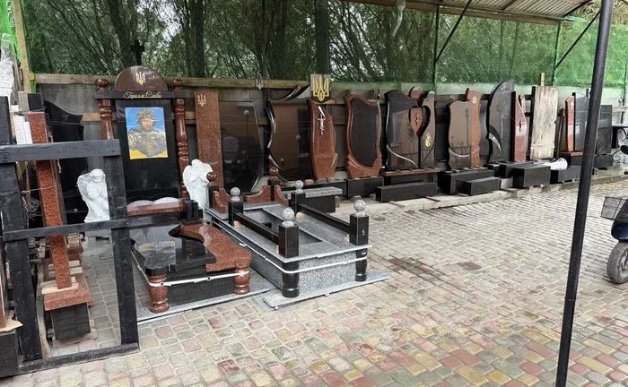 Виготовлення та встановлення памятників місто Бар, біля стадіону