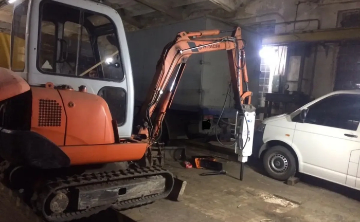 Гусеничний міні-екскаватор HITACHI з гідромолотом
