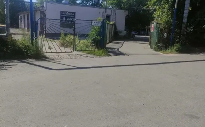 Місце на критій парковці — вул. Інглезі (р-н тиру «Ствол»)