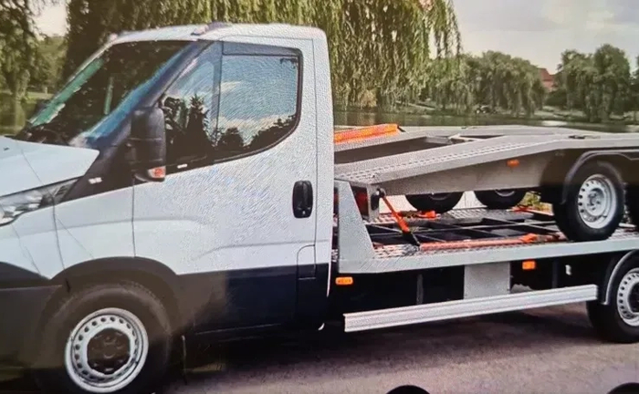 Автовоз эвакуатор с прицепом лаветой.