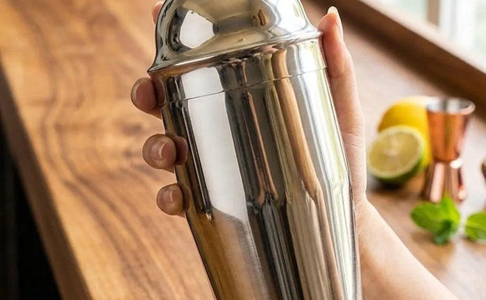 Шейкер для коктейлів. Атрибут для бару Шейкер для коктейлів. Атрибут для бару