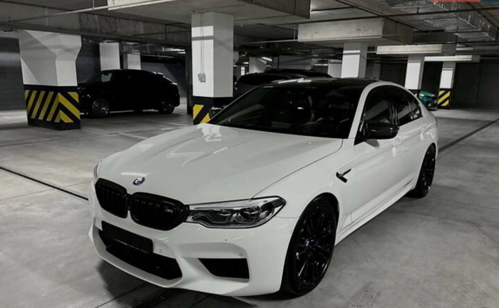 Шикарне БМВ, білого кольору для перевезень та свят Шикарне БМВ, білого кольору для перевезень та свят