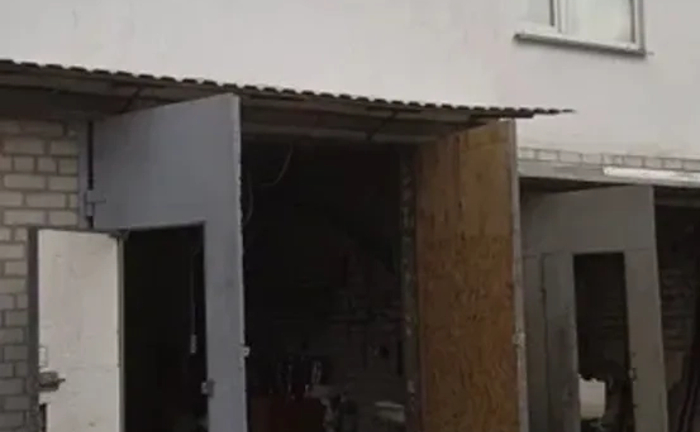 Двоповерховий гараж з підвалом