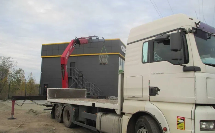 Кран маніпулятор послугу краном доставка розвантаження монтаж. Кран маніпулятор послугу краном доставка розвантаження монтаж.