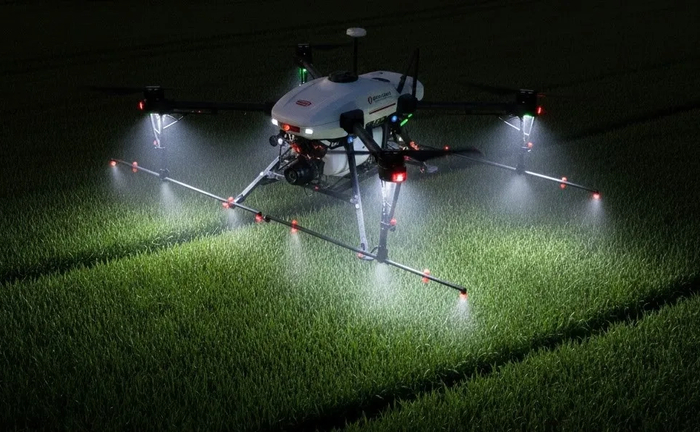 Агродрон для обприскування та контролю стану посівів