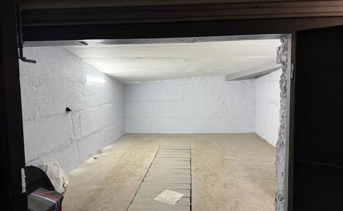 Гаражний бокс на першому поверсі