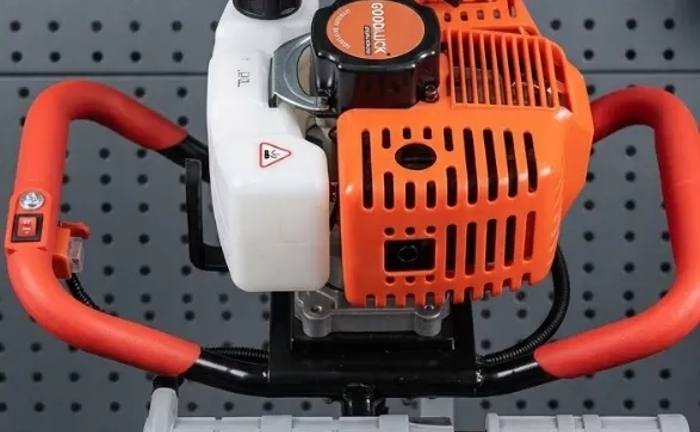 Мотобур GoodLuck призначений для буріння отворів у ґрунті. Мотобур GoodLuck призначений для буріння отворів у ґрунті.