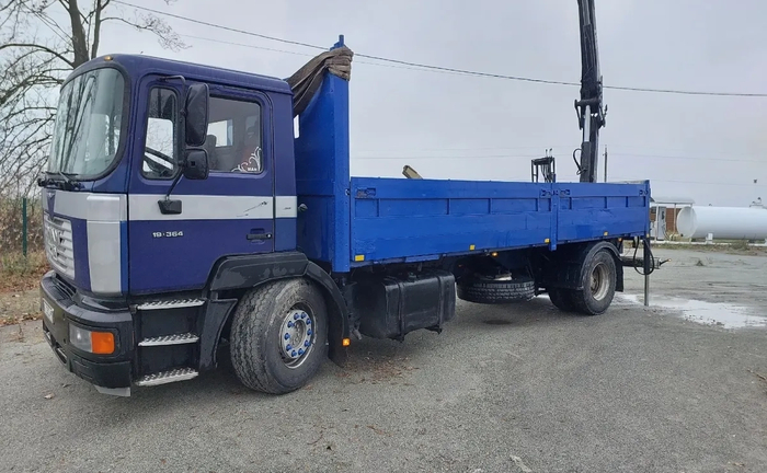 Тягач MAN з краном-маніпулятором Тягач MAN з краном-маніпулятором