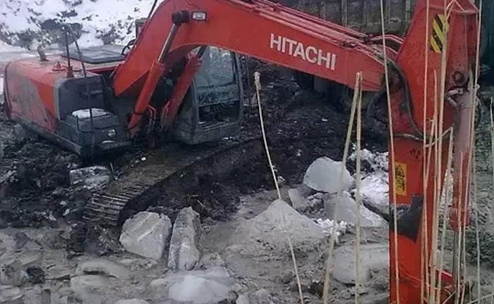Гідромолот на базі екскаватора HITACHI Гідромолот на базі екскаватора HITACHI