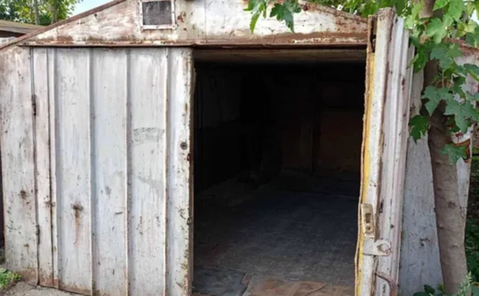 Просторий металевий гараж для авто