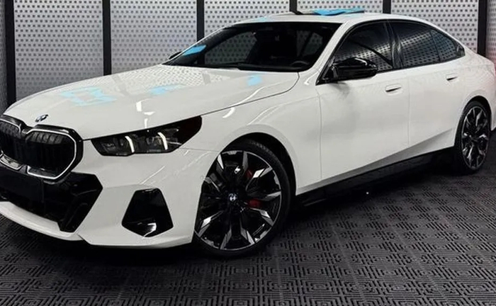 424 BMW 5 G60 белая без водителя с водителем