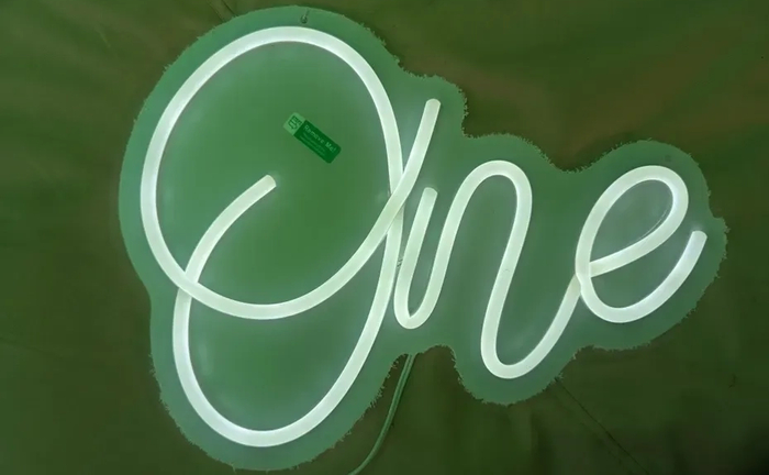 Неонова вивіска на свято. Яскраві фото