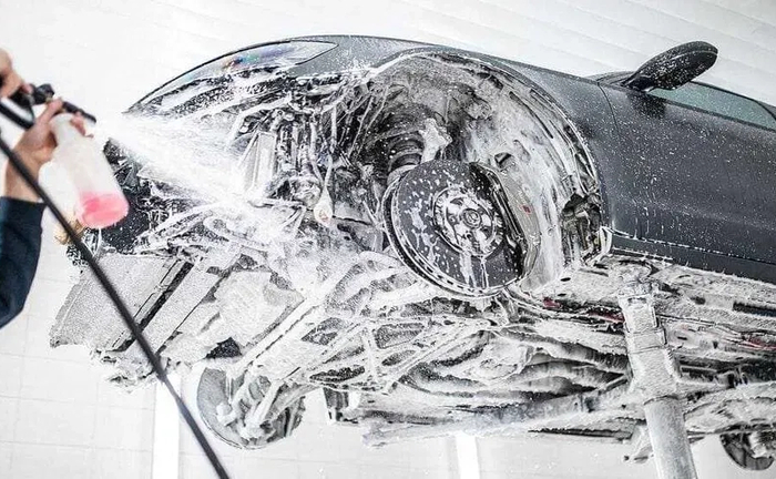 Професійна мийка двигуна зверху та знизу на підйомнику для повної чистоти авто