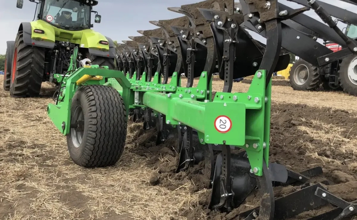 Трактор John Deere 8370R з оборотним плугом Трактор John Deere 8370R з оборотним плугом