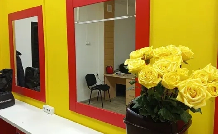 Крісло для надання перукарських послуг. Крісло для стрижки.