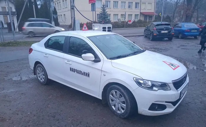 Інструктор з водіння механіка/автомат Інструктор з водіння механіка/автомат