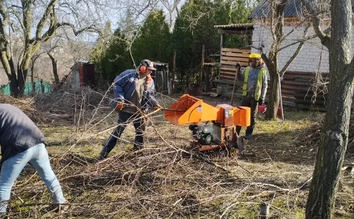 Дроблення гілок, подрібнення, прибирання ділянки, спил дерев, вивіз гілок Дроблення гілок, подрібнення, прибирання ділянки, спил дерев, вивіз гілок